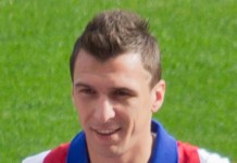 Mario Mandzukic, fonte By By Carlos Delgado (Own work) - https://commons.wikimedia.org/wiki/File%3AAtl%C3%A9tico_de_Madrid_2014-2015_-_01.jpg, CC BY-SA 4.0, https://commons.wikimedia.org/w/index.php?curid=37279793