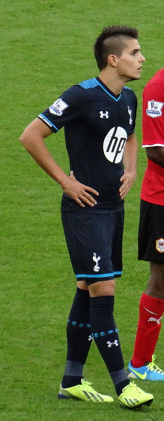 Erik Lamela, fonte By Jon Candy from Cardiff, Wales - DSC04636Uploaded by Dudek1337, CC BY-SA 2.0, https://commons.wikimedia.org/w/index.php?curid=28491570