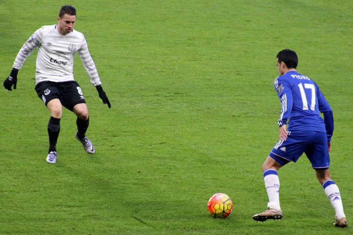 Bryan Oviedo e Pedro, fonte By @cfcunofficial (Chelsea Debs) London - Chelsea 3 Everton 3, CC BY-SA 2.0, https://commons.wikimedia.org/w/index.php?curid=46455109