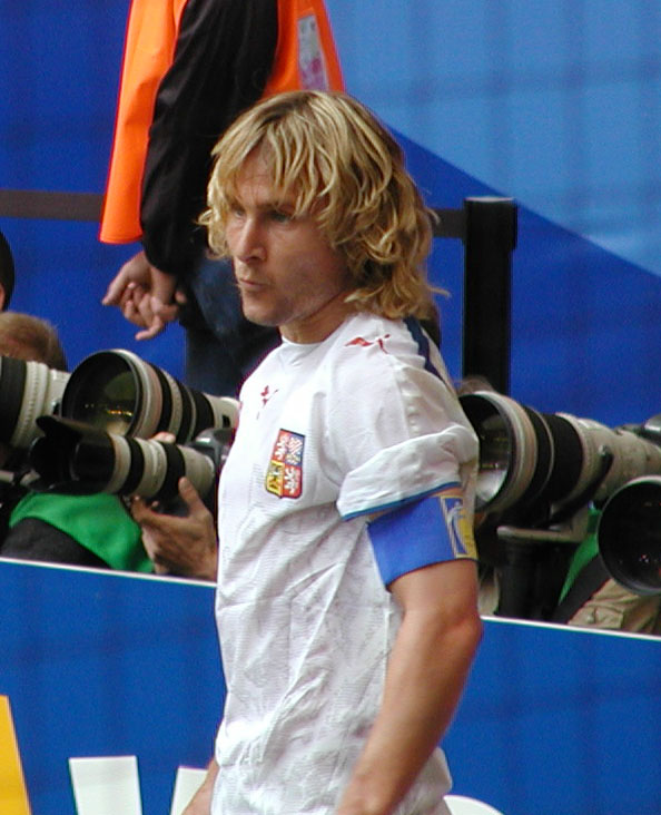 Pavel Nedved, fonte By Photo by Olaf NordwichCropped by Danyele - Flickr (original photo), CC BY-SA 2.0, https://commons.wikimedia.org/w/index.php?curid=44489005