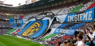 Inter, Curva Nord stadio San Siro, fonte By Johnny Vulkan from New York, East Village, USA - Forza Inter!, CC BY 2.0, https://commons.wikimedia.org/w/index.php?curid=10510868