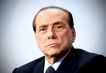 Silvio Berlusconi, fonte By paz.ca - https://www.flickr.com/photos/pazca/8366737971/, CC BY 2.0, https://commons.wikimedia.org/w/index.php?curid=49343042