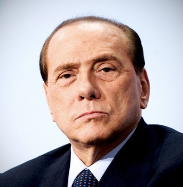 Silvio Berlusconi, fonte By paz.ca - https://www.flickr.com/photos/pazca/8366737971/, CC BY 2.0, https://commons.wikimedia.org/w/index.php?curid=49343042