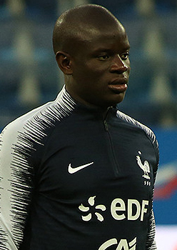 N'Golo Kanté, fonte By Кирилл Венедиктов - https://www.soccer.ru/galery/1042075/photo/718659, CC BY-SA 3.0, https://commons.wikimedia.org/w/index.php?curid=71195273