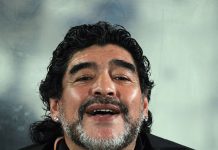 Diego Maradona, fonte By Doha Stadium Plus Qatar - Flickr: Diego Maradona, CC BY 2.0, https://commons.wikimedia.org/w/index.php?curid=28834908