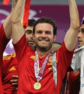 Juan Mata, fonte By Станислав Ведмидь - This file has been extracted from another file: Torres, Mata and Ramos Euro 2012 trophy 01.jpg, CC BY-SA 3.0, https://commons.wikimedia.org/w/index.php?curid=30805484