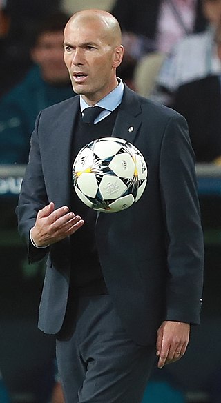 Zinedine Zidane, fonte By Антон Зайцев - https://www.soccer.ru/galery/1050902/photo/728340, CC BY-SA 3.0, https://commons.wikimedia.org/w/index.php?curid=69480230